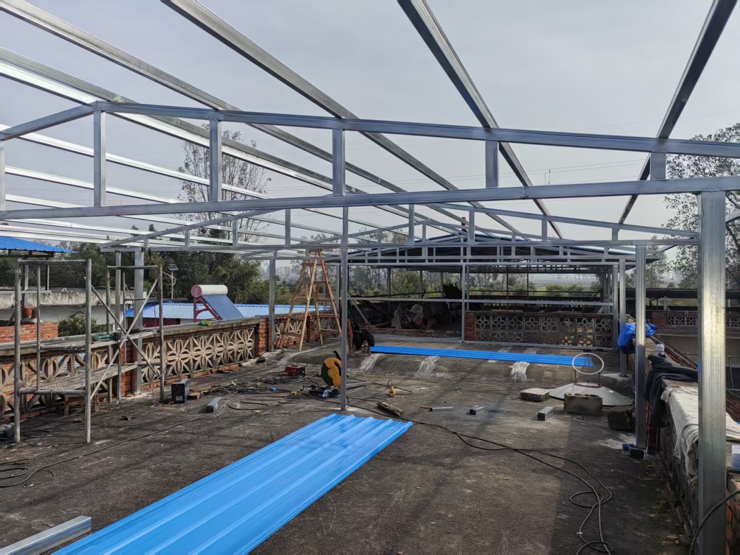 大草场铁顶棚安装