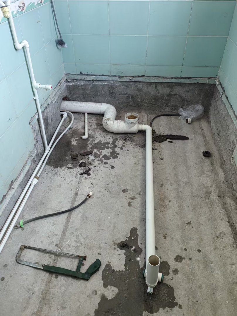 邻居家卫生间水管微改