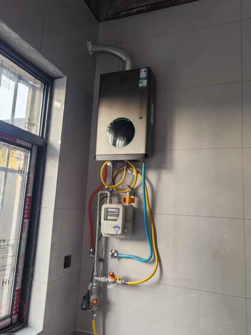 燃热装机调试,装修师傅打的孔太高了