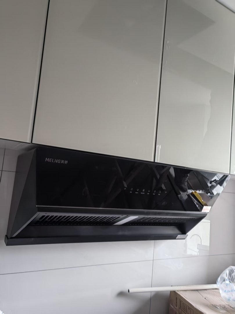 安装在柜子内的烟机